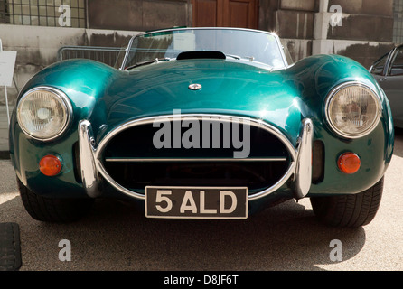 Frontansicht des klassischen 427 Ford/Shelby AC Cobra auf dem Display an der alten Nabel College in Greenwich. Stockfoto