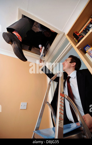 Energie Ingenieur und Landvermesser überprüfen einen Dachboden für Dämmung und Zugluft zu einer inländischen Hause in Bristol UK Stockfoto