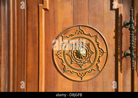 Dekorationen auf eine Holztür, Al Noor Mosque, Sharjah, Vereinigte Arabische Emirate Stockfoto