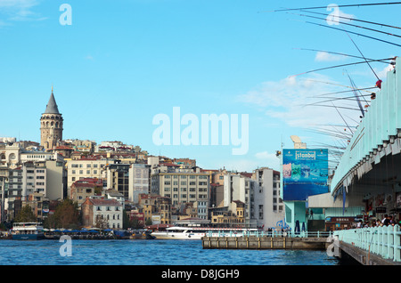 Menschen der Fischerei von der Galata-Brücke - mit den GalataTower und Beyoglu Stadtteil von Istanbul Türkei gesehen über das Goldene Horn Stockfoto