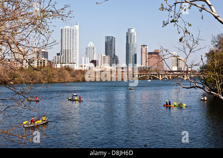 Austin Skyline, Lady Bird Lake, Kajakfahrer. Stockfoto