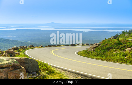 Cadillac Mountain fahren Sie in einem klaren Sommertag im Acadia National Park, Maine. Einen Panoramablick auf fernen Seen und Hügeln. Stockfoto