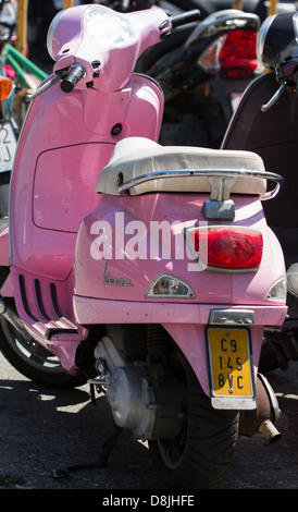 Rosa Vespa Roller geparkt. Cadiz Stockfoto