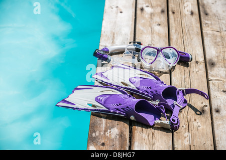 Taucher Brille, Tauch Brille, Tauchen Schnorchel und Flossen oder Flossen auf dem Steg (Holz-Deck) in der Nähe von Wasser Stockfoto