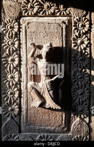 Komplizierte Teak schnitzen die Shwenandaw Pagode in Mandalay, Myanmar 8 Stockfoto