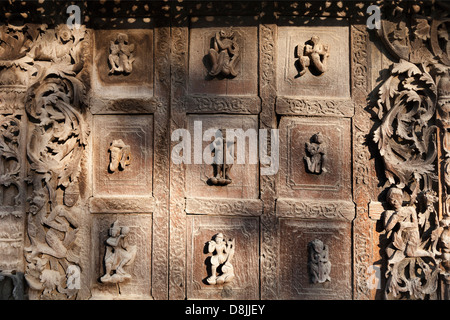 Komplizierte Teak schnitzen die Shwenandaw Pagode in Mandalay, Myanmar 7 Stockfoto