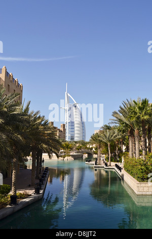 Burj al Arab und Madinat Souk, Dubai, Vereinigte Arabische Emirate Stockfoto