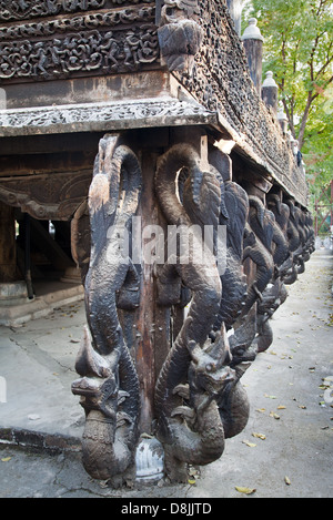 Komplizierte Teak schnitzen die Shwenandaw Pagode in Mandalay, Myanmar 3 Stockfoto