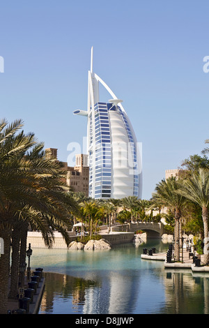 Burj al Arab und Madinat Souk, Dubai, Vereinigte Arabische Emirate Stockfoto
