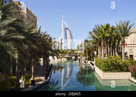 Burj al Arab und Madinat Souk, Dubai, Vereinigte Arabische Emirate Stockfoto