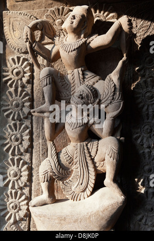 Komplizierte Teak schnitzen die Shwenandaw Pagode in Mandalay, Myanmar Stockfoto