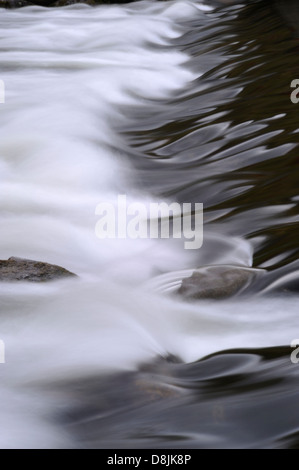 Nahaufnahme des Wassers, das aus Grasmere "Lake District" in Richtung Rydal Wasser Stockfoto