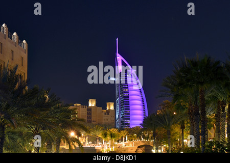 Burj al Arab und Madinat Souk, Dubai, Vereinigte Arabische Emirate Stockfoto