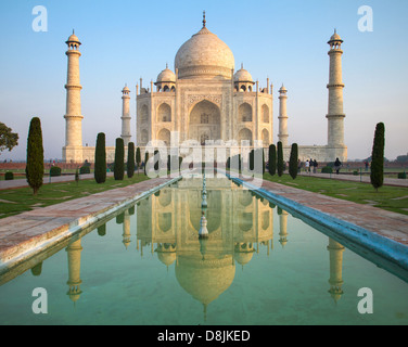 Eine perspektivische Ansicht auf Taj Mahal-Mausoleum mit Spiegelung im Wasser. Agra, Indien. Stockfoto