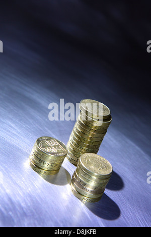 Stirling-Pfund-Münzen gestapelt auf Stahloberfläche gebürstet Stockfoto