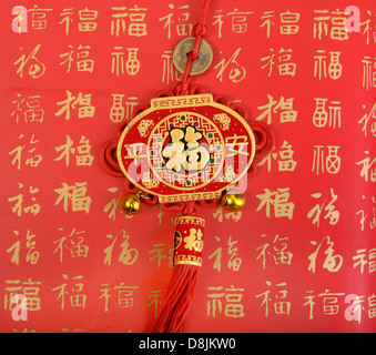 Chinesisches Neujahr-Ornament auf weißem Hintergrund, Kalligraphie mittlere frohes neues Jahr, chinesischer Knoten. Stockfoto