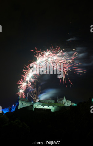 Military Tattoo Feuerwerk platzen über Edinburgh Castle Stockfoto