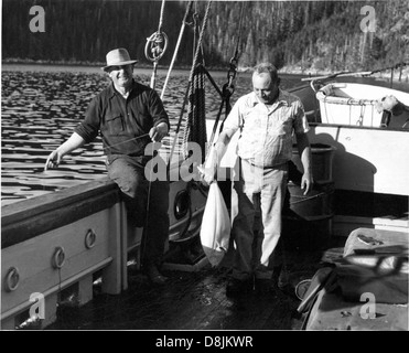 Alte Vintage Fotografie von Fishermans auf Boot. Stockfoto