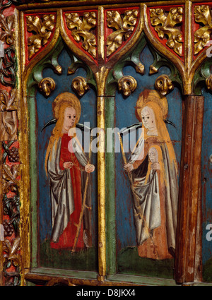 Mittelalterliche (C15th) Gemälde von St Urith trägt eine Sense und St Sidwell mit Sense und abgetrennten Kopf auf dem Lettner in der Hennock Kirche, Devon. Stockfoto