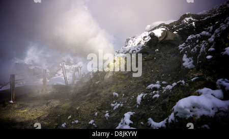 Eine Rauchen Fumarole spuckt heißen vulkanischen Gasen bei der aktiven Tamagawa Onsen Stockfoto