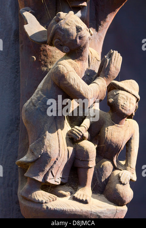 Die kunstvoll geschnitzten Teak Kloster Shwe Inbin, Mandalay Myanmar 6 Stockfoto