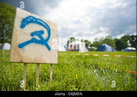 Zwischen zwei Zelten im Blockupy Lager in Frankfurt Am Main, Deutschland, 30. Mai 2013 ist ein Schild mit Hammer und Sichel abgebildet. Viele tausend Aktivisten sollen das diesjährige Blockupy mitmachen. Foto: NICOLAS ARMER Stockfoto