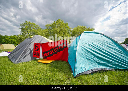 Eine Banner mit der Schrift "Revolution" ist zwischen zwei Zelten im Blockupy Lager in Frankfurt Am Main, Deutschland, 30. Mai 2013 abgebildet. Viele tausend Aktivisten sollen das diesjährige Blockupy mitmachen. Foto: NICOLAS ARMER Stockfoto