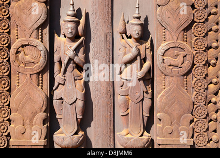 Die kunstvoll geschnitzten Teak Kloster Shwe Inbin, Mandalay Myanmar 4 Stockfoto