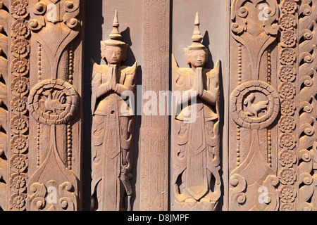 Die kunstvoll geschnitzten Teak Kloster Shwe Inbin, Mandalay Myanmar 3 Stockfoto