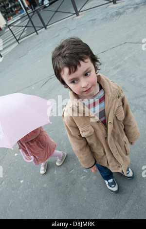 Junge mit jüngeren Schwester draußen Stockfoto