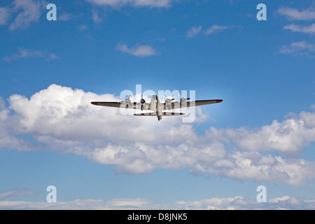 Eine restaurierte Zweiter Weltkrieg-Bomber fliegen overhead in Bend, Oregon. Stockfoto