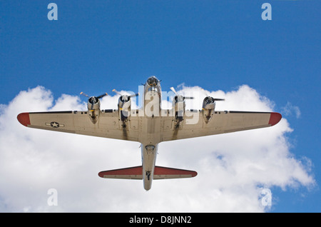 Eine restaurierte Zweiter Weltkrieg-Bomber fliegen overhead in Bend, Oregon. Stockfoto
