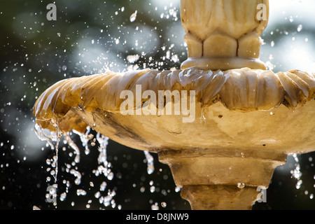Nahaufnahme von einem alten Steinbrunnen mit Tropfwasser und unscharfen Hintergrund Stockfoto