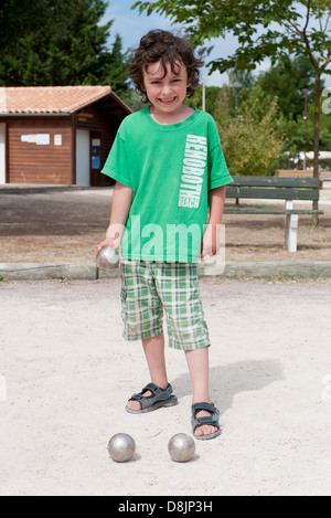 Junge beim Boccia Ballspielen Stockfoto