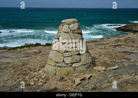 Ein "Steinhaufen" (Steinen in die Form der Pyramide angeordnet), Port Guibello, Côte Sauvage (The Wild Coast), Quiberon-Halbinsel. Stockfoto