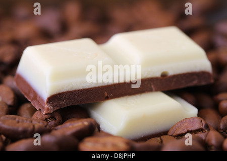 Cappuccino und Vanille Schokolade auf Kaffeebohnen Stockfoto