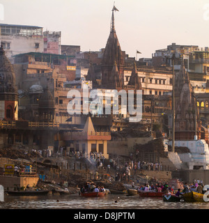 Manikarnika Ghat am Ufer des Flusses Ganges, Varanasi Stockfoto