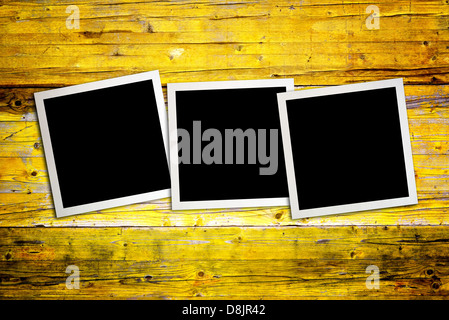 Leere Bilderrahmen über einen hölzernen Hintergrund Stockfoto