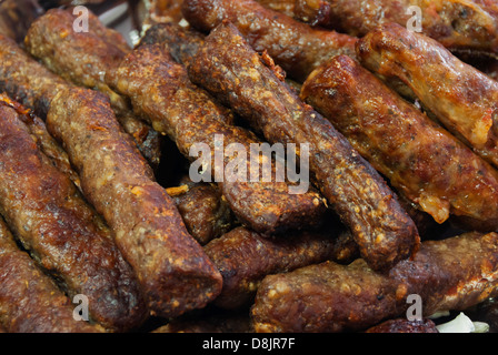 Haufen von gerösteten lange zylindrische Frikadellen "Soutzoukakia" und zypriotische Spezialität "Seftalia". Stockfoto