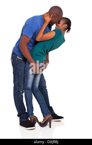 froh, dass junge afrikanische amerikanische paar flirten isoliert auf weiß Stockfoto