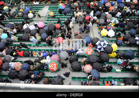 Paris, Frankreich. 30. Mai 2013. Die Fans Aufmachungen ihre Schirme zum Schutz vor dem Regen während des Spiels zwischen Novak Djokovic Serbien und Guido Pella von Argentinien in die zweite Runde der French Open von Roland Garros. Bildnachweis: Action Plus Sport Bilder/Alamy Live News Stockfoto