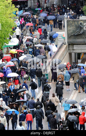 Paris, Frankreich. 30. Mai 2013. Die Fans außerhalb Court Suzanne Lenglen Aufmachungen ihre Schirme zum Schutz vor dem Regen bei den French Open von Roland Garros. Bildnachweis: Action Plus Sport Bilder/Alamy Live News Stockfoto