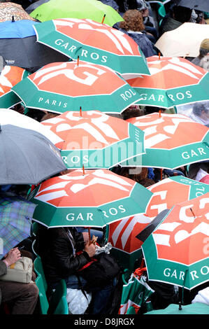 Paris, Frankreich. 30. Mai 2013. Die Fans Aufmachungen ihre Schirme zum Schutz vor dem Regen während des Spiels zwischen Novak Djokovic Serbien und Guido Pella von Argentinien in die zweite Runde der French Open von Roland Garros. Bildnachweis: Action Plus Sport Bilder/Alamy Live News Stockfoto