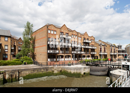 Wohnsiedlung Goodhart Ort schmale Straße Limehouse London E14 Stockfoto