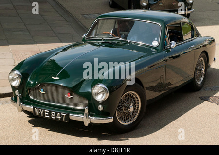 Ein wunderschönes Beispiel für einen Klassiker von 1959, Green, Aston Martin DB3 im Old Royal Naval College in Greenwich. Stockfoto