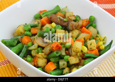 Schüssel mit gebratenem Gemüse Stockfoto