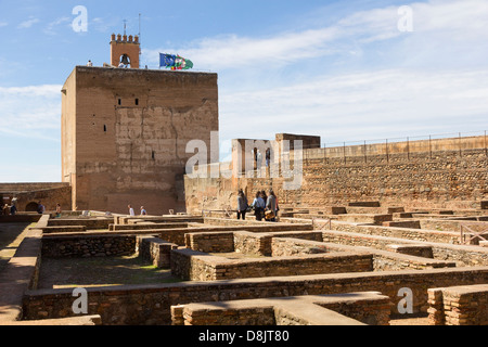 Die Überreste der alten Häuser arabischen in Plaza de Armas. Im Hintergrund der Watch Tower des Torre De La Vela, die Alcazaba, Granada Stockfoto