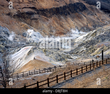 Heiße Quellen in bergigem Gelände, Muroran - Insel Hokkaido, Japan. Stockfoto