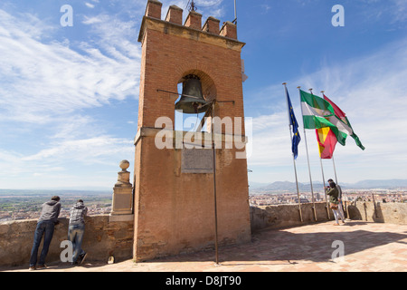 Der Glockenturm auf dem Wachturm Torre De La Vela, in der Alcazaba, die Alhambra, Granada Stockfoto