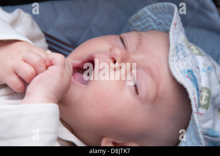 Baby gähnende, hoher Winkel Ansicht Stockfoto